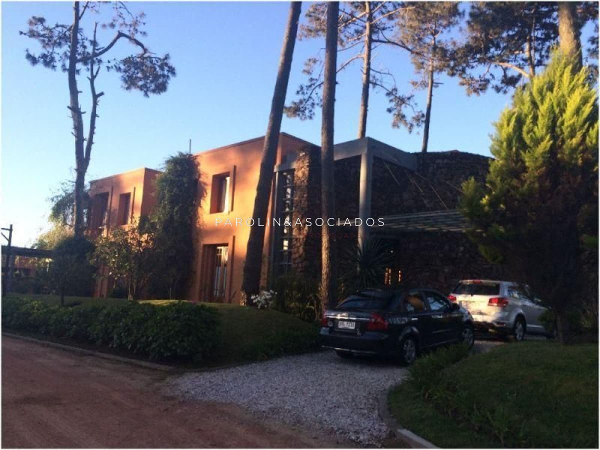 Casa en venta de 5 dormitorios en Lugano, Punta del Este.