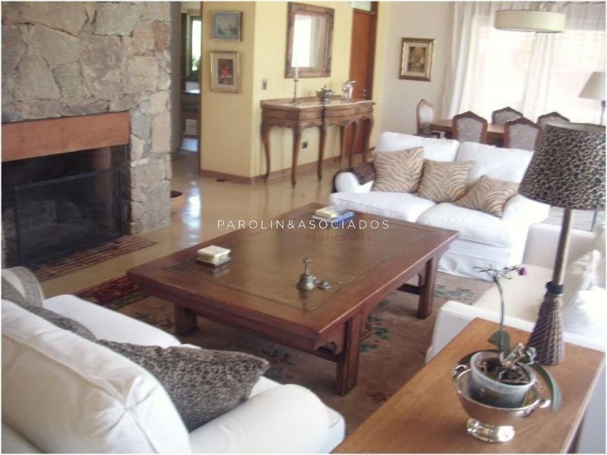 Moderna casa en venta de 3 dormitorios en Punta del Este.