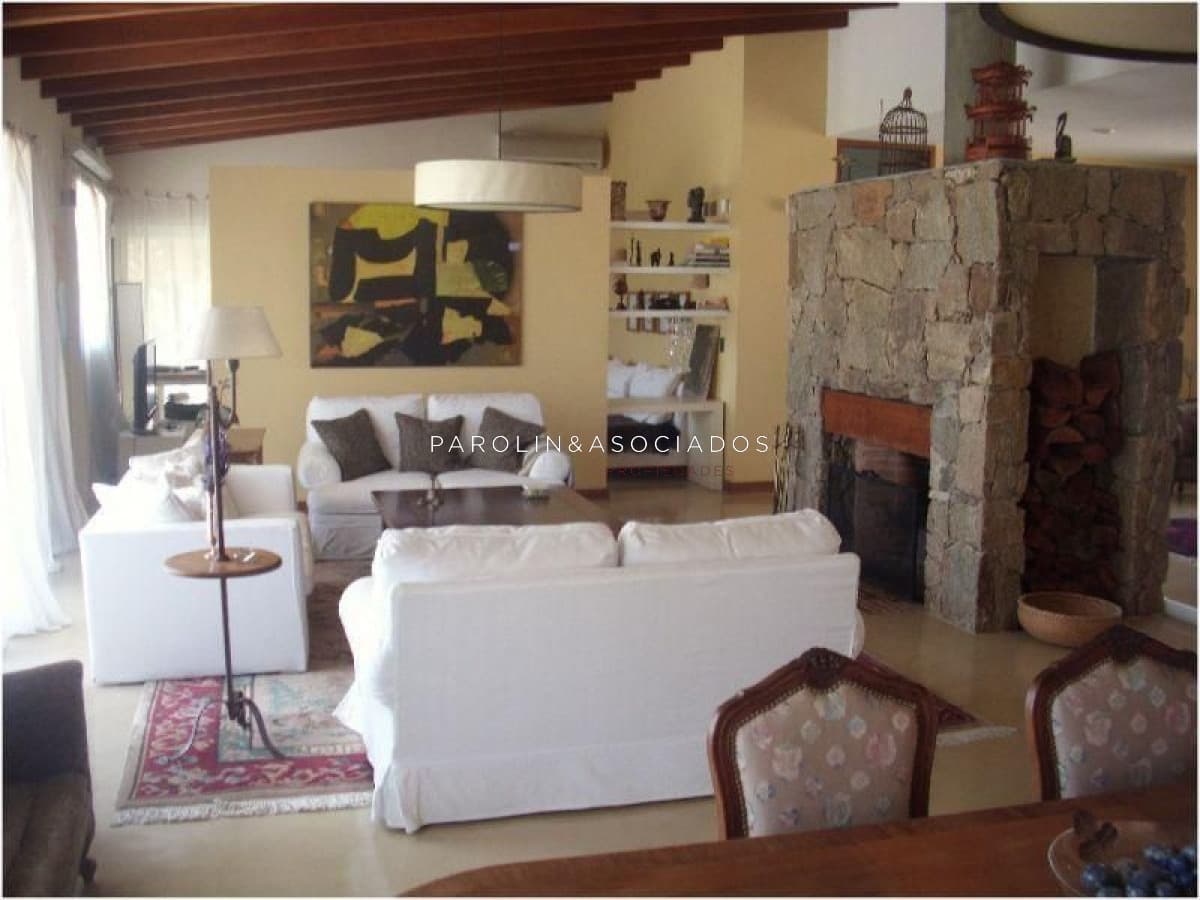 Moderna casa en venta de 3 dormitorios en Punta del Este.