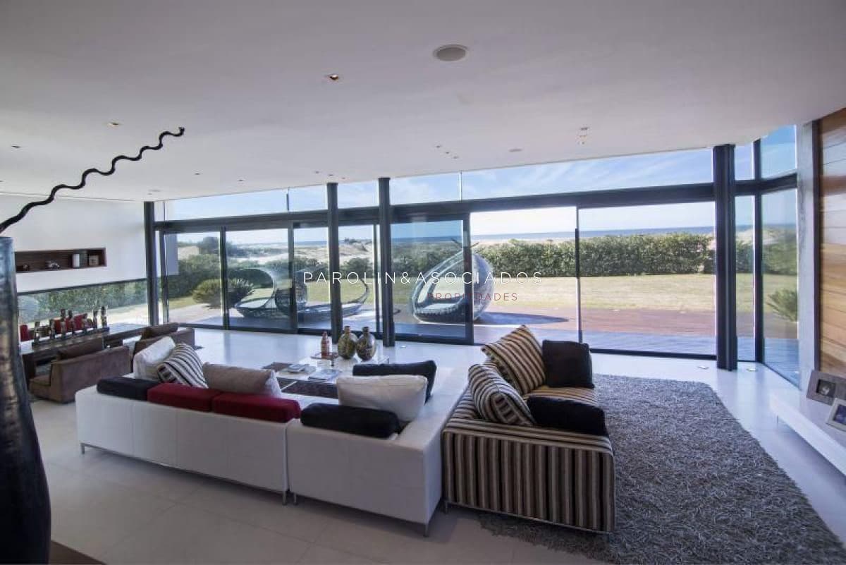 Casa de 4 dormitorios en venta en Manantiales, Punta del Este.