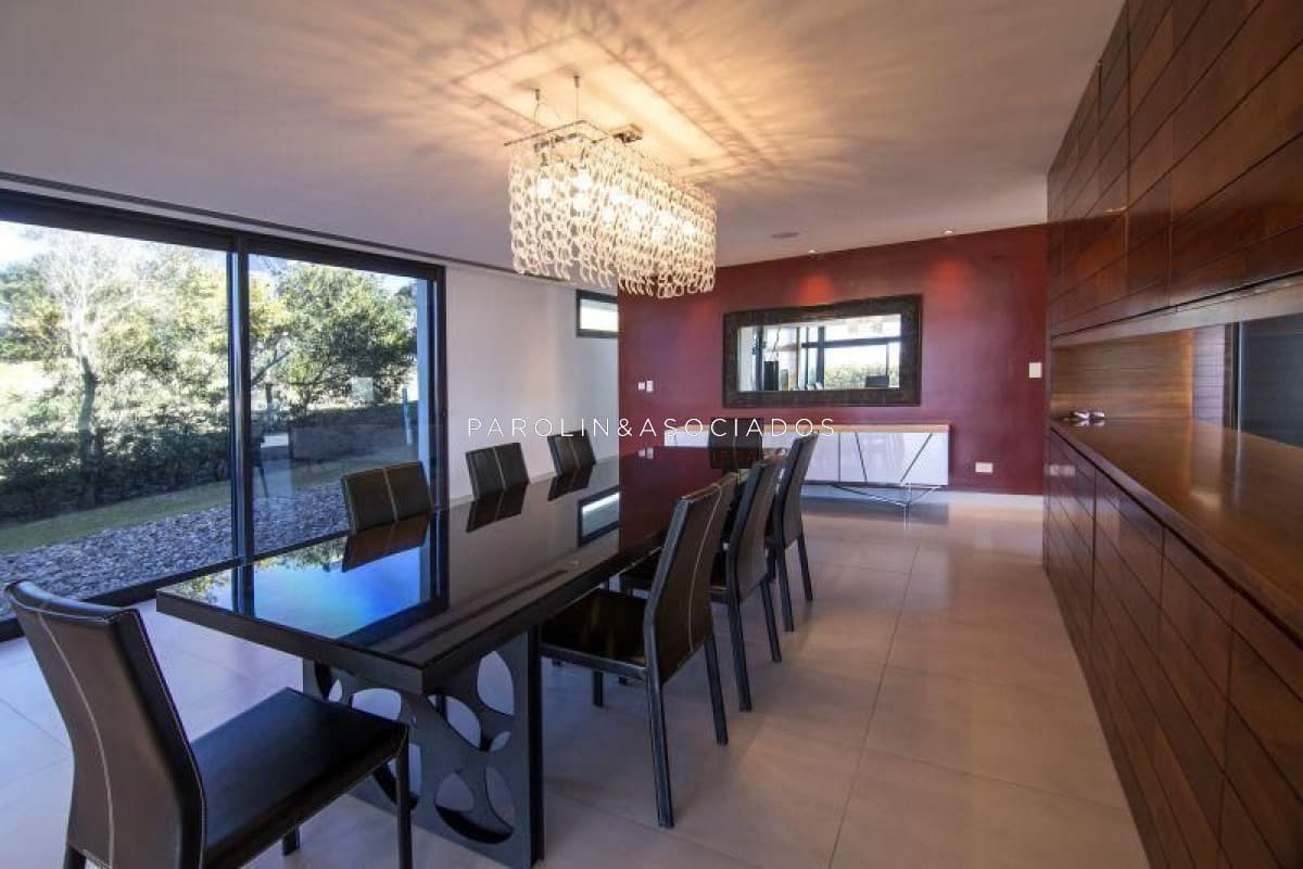 Casa de 4 dormitorios en venta en Manantiales, Punta del Este.