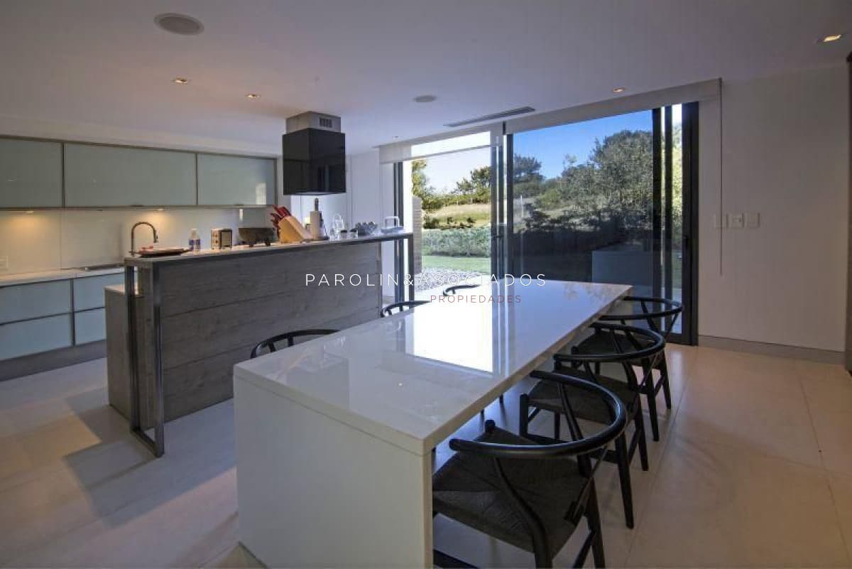 Casa de 4 dormitorios en venta en Manantiales, Punta del Este.