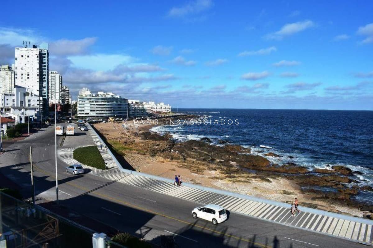 Casa en venta de 4 dormitorios frente al mar en Península, Punta del Este.