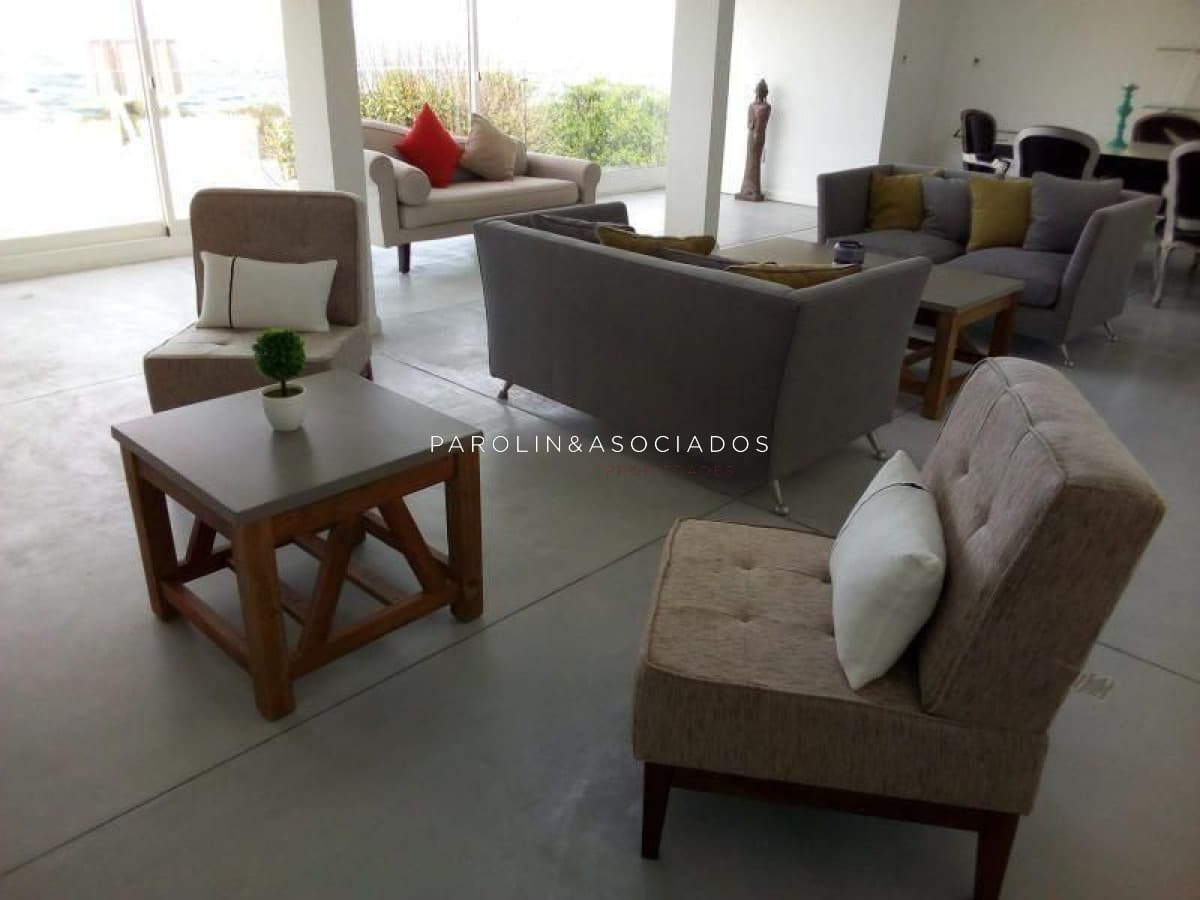 Casa en venta de 4 dormitorios frente al mar en Península, Punta del Este.