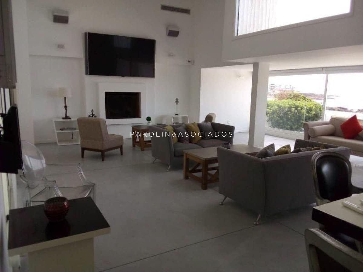 Casa en venta de 4 dormitorios frente al mar en Península, Punta del Este.