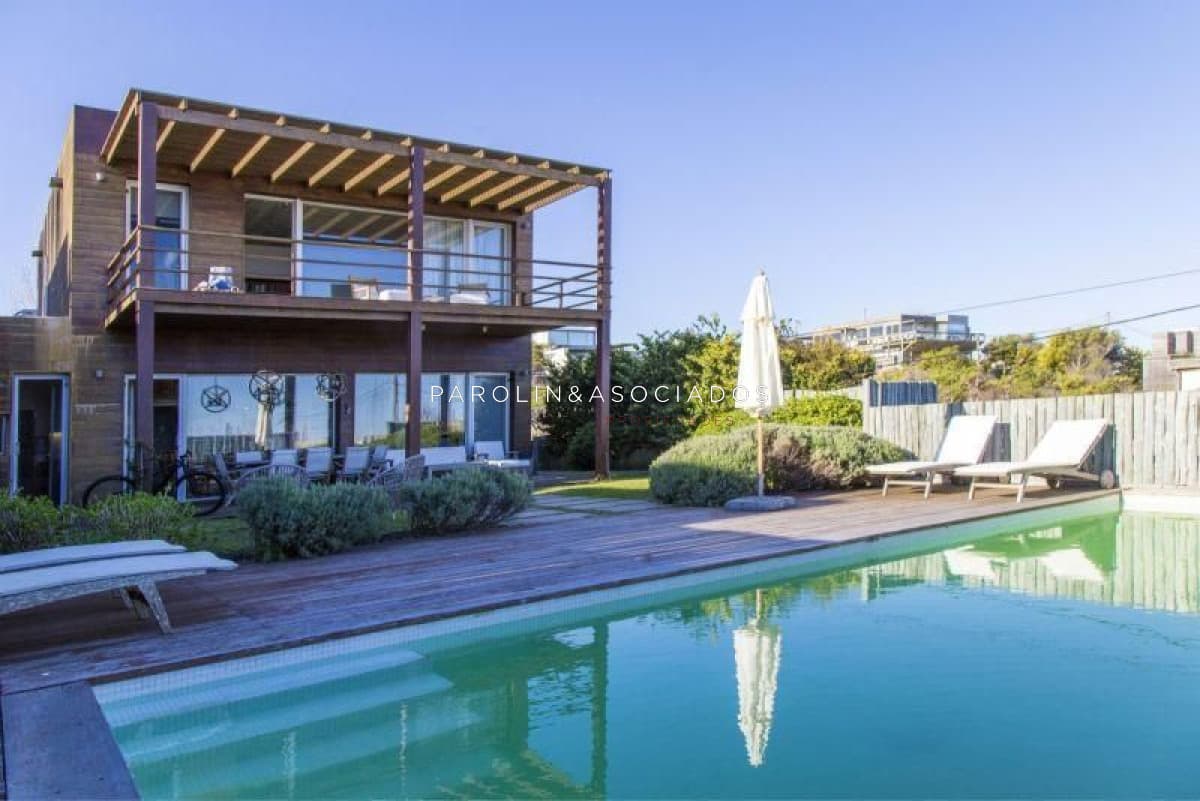 Casa de 3 dormitorios en venta en Manantiales, Punta del Este.