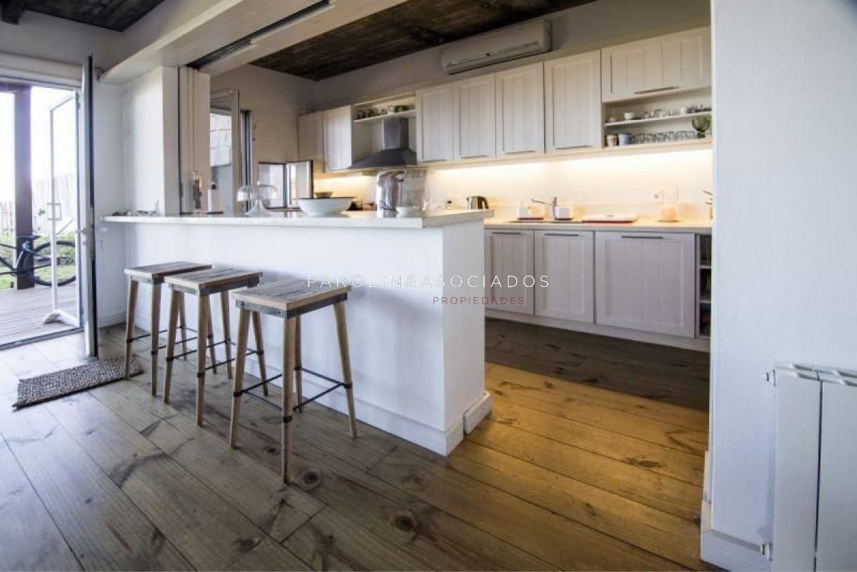 Casa de 3 dormitorios en venta en Manantiales, Punta del Este.