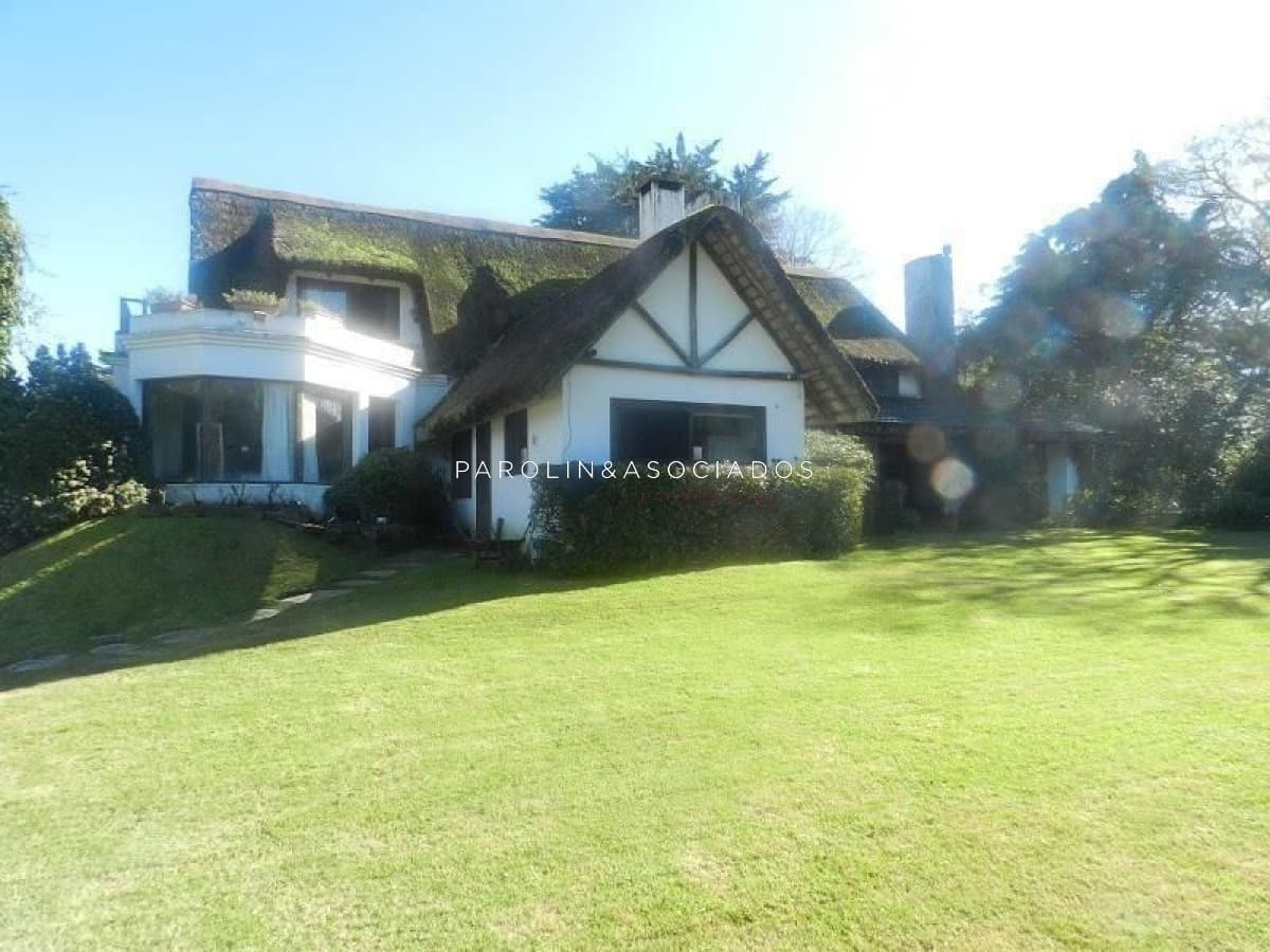 Casa en venta de 4 dormitorios en el Golf, Punta del Este.