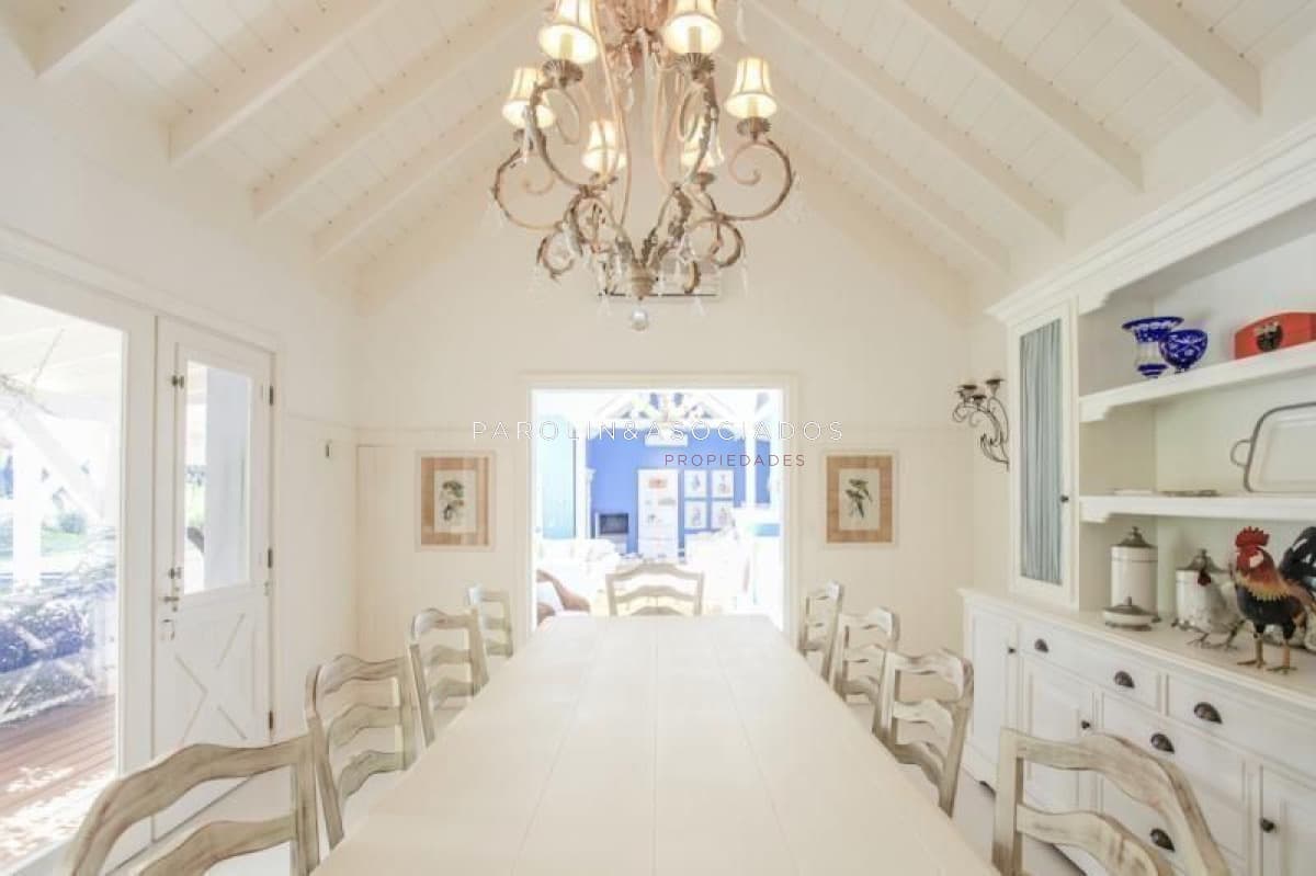 Casa en venta de 4 dormitorios en Beverly Hills, Punta del Este.