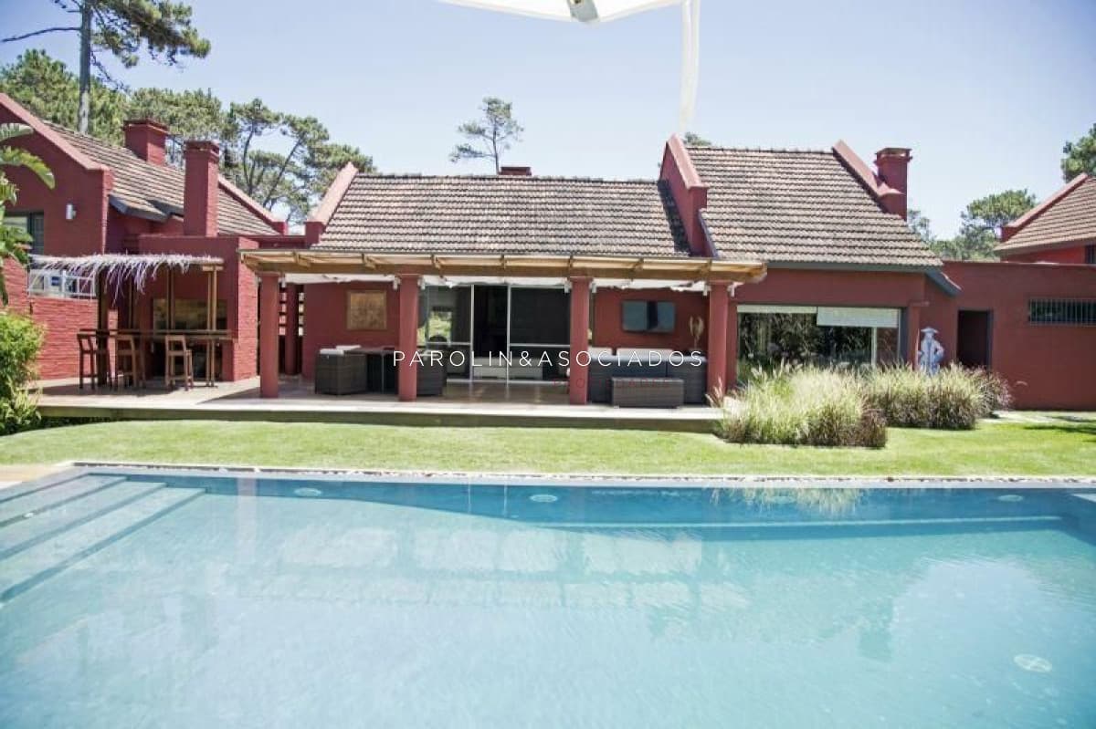 Casa en venta de 6 dormitorios en La Barra, Punta del Este.