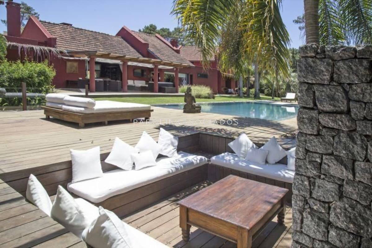 Casa en venta de 6 dormitorios en La Barra, Punta del Este.