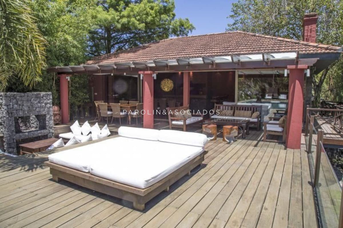 Casa en venta de 6 dormitorios en La Barra, Punta del Este.