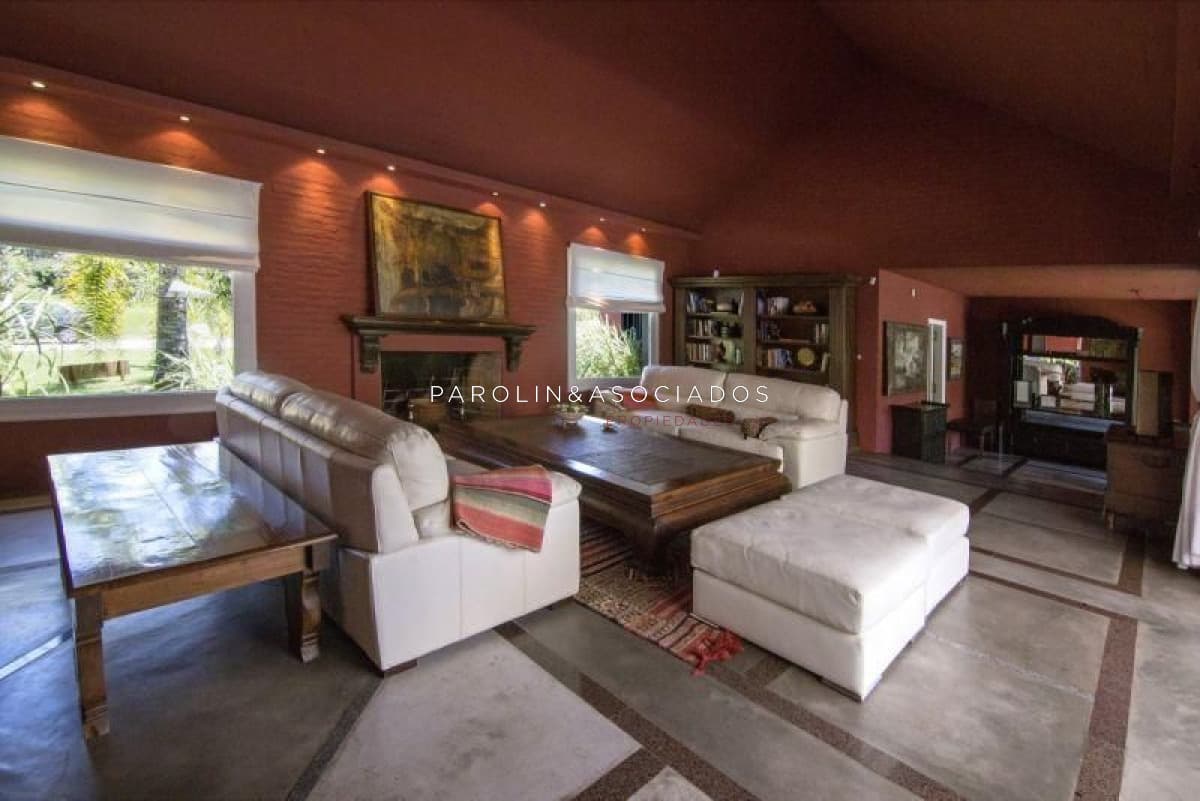 Casa en venta de 6 dormitorios en La Barra, Punta del Este.
