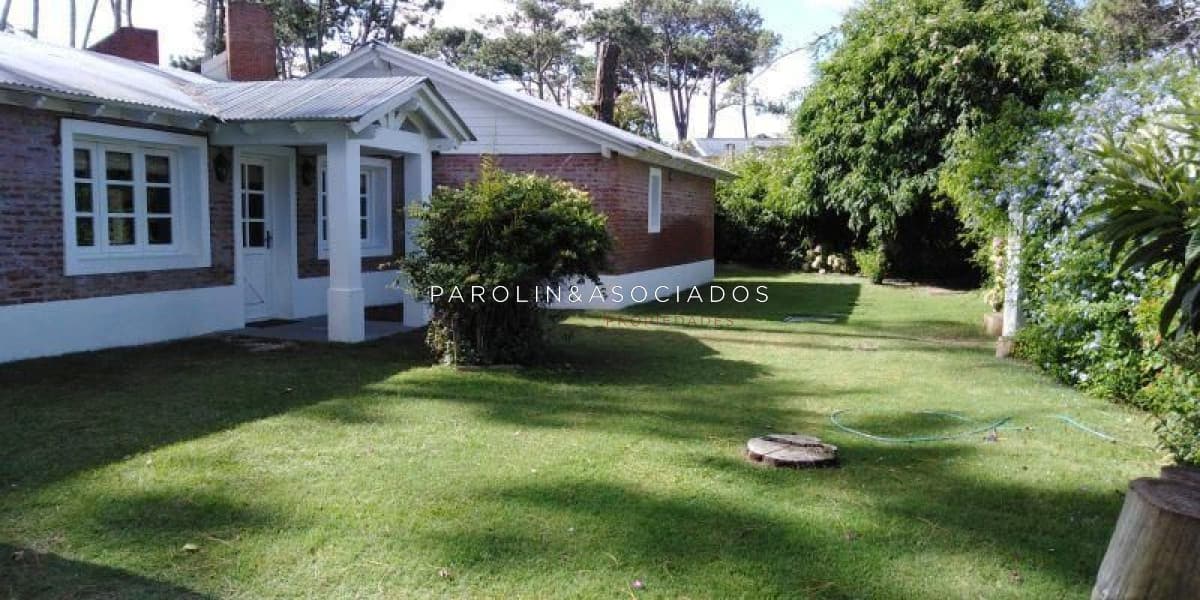 Hermosa casa en venta de 2 dormitorios en Brava, Punta del Este.
