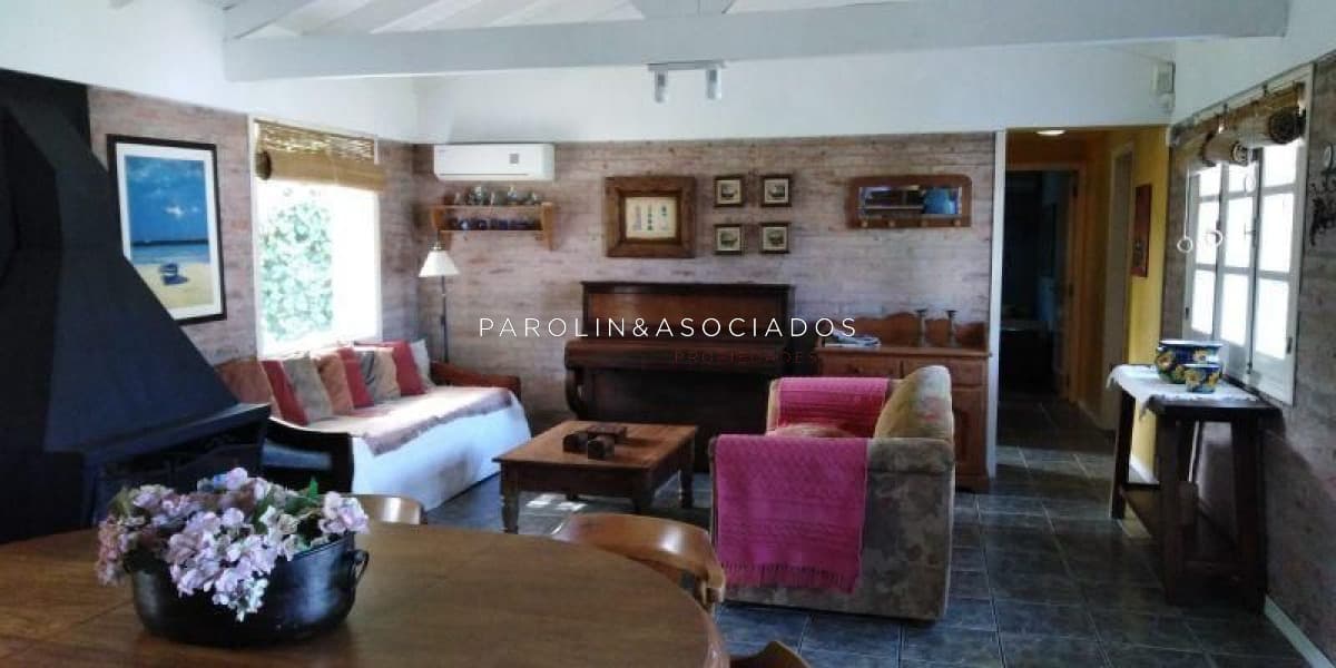 Hermosa casa en venta de 2 dormitorios en Brava, Punta del Este.