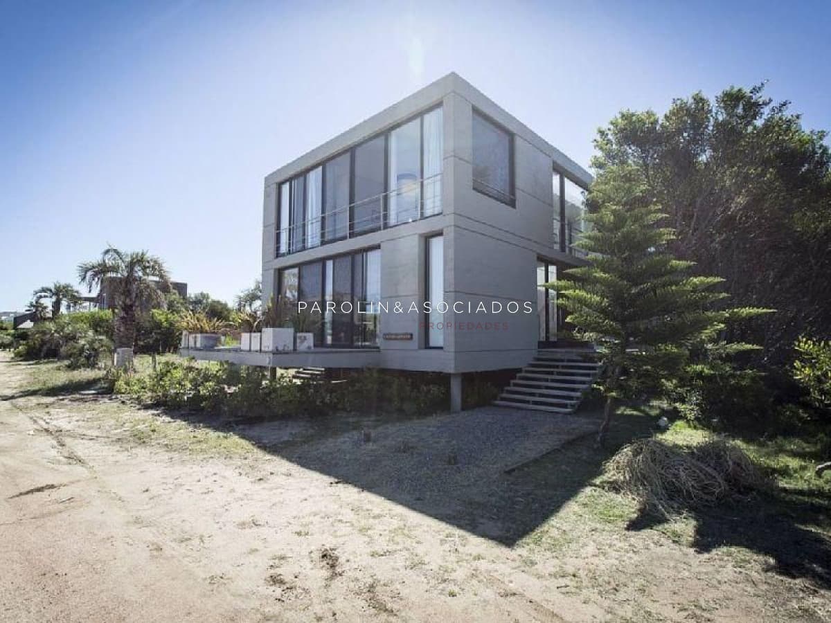 Hermosa casa en venta de 2 habitaciones en Manantiales, Punta del Este.