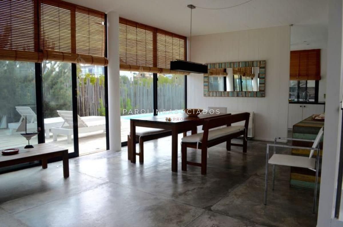 Hermosa casa en venta de 2 habitaciones en Manantiales, Punta del Este.