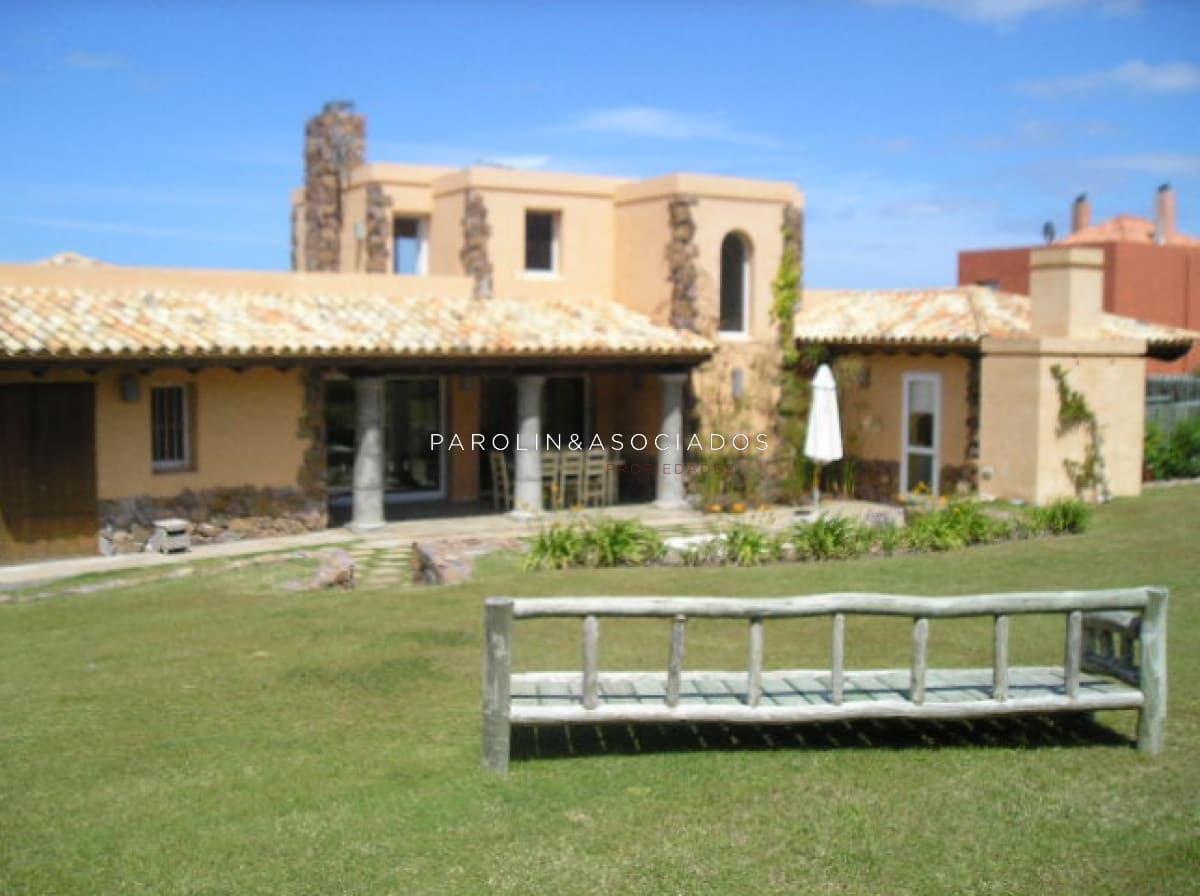 Casa en venta de 3 dormitorios en Montoya, Punta del Este.