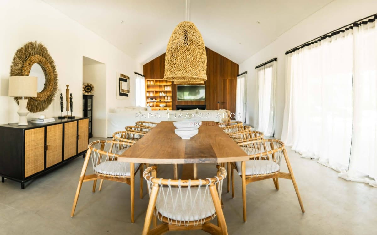 Hermosa casa en venta con 4 dormitorios en Pinar del Faro, Punta del Este.
