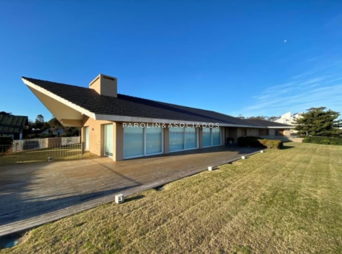 Hermosa casa en venta frente al mar, Punta del Este.