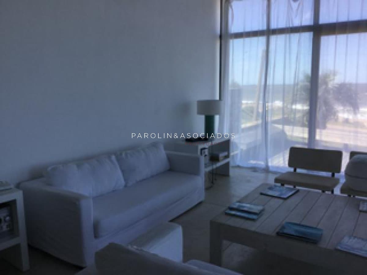 Moderna casa en venta frente al mar en Manantiales, Punta del Este.