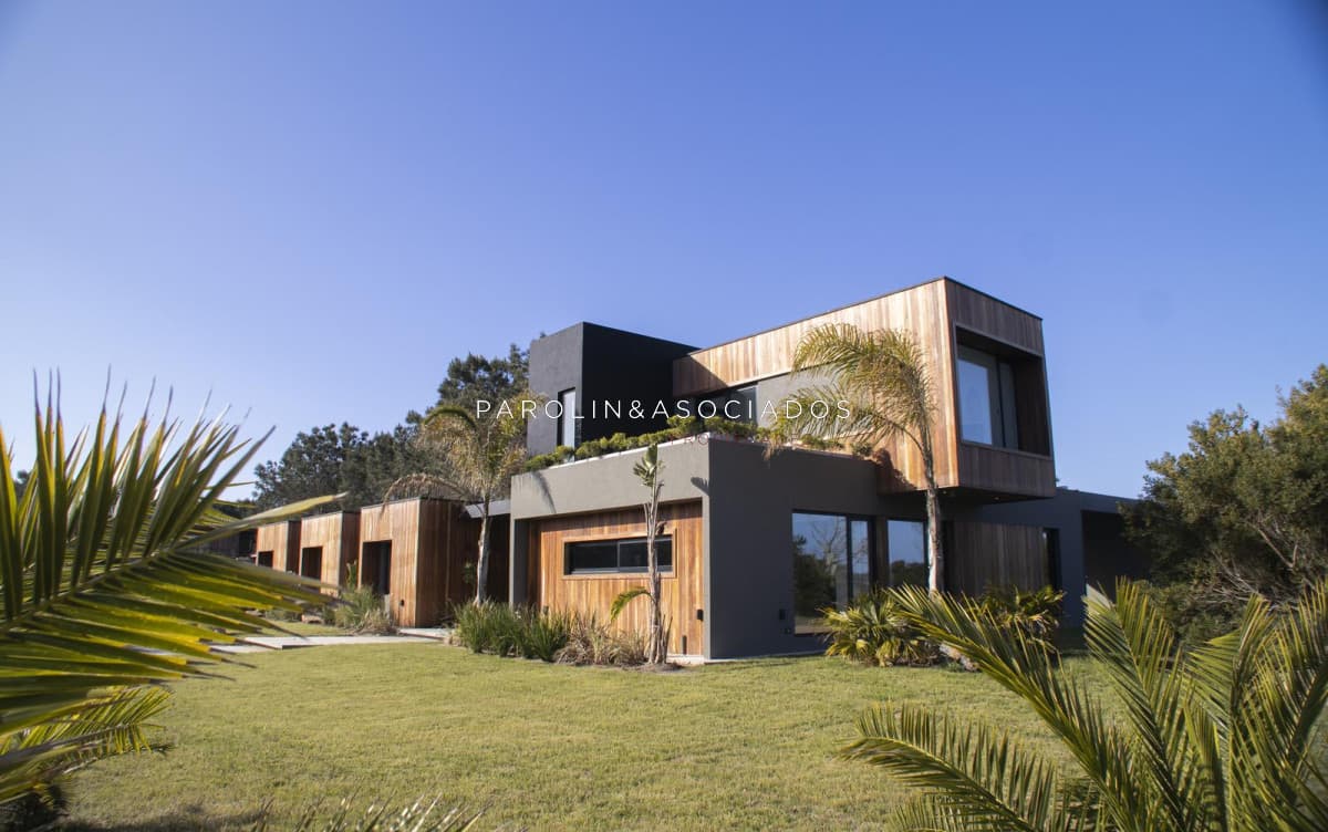 Hermosa casa en venta de 4 dormitorios en Laguna Escondida, José Ignacio.