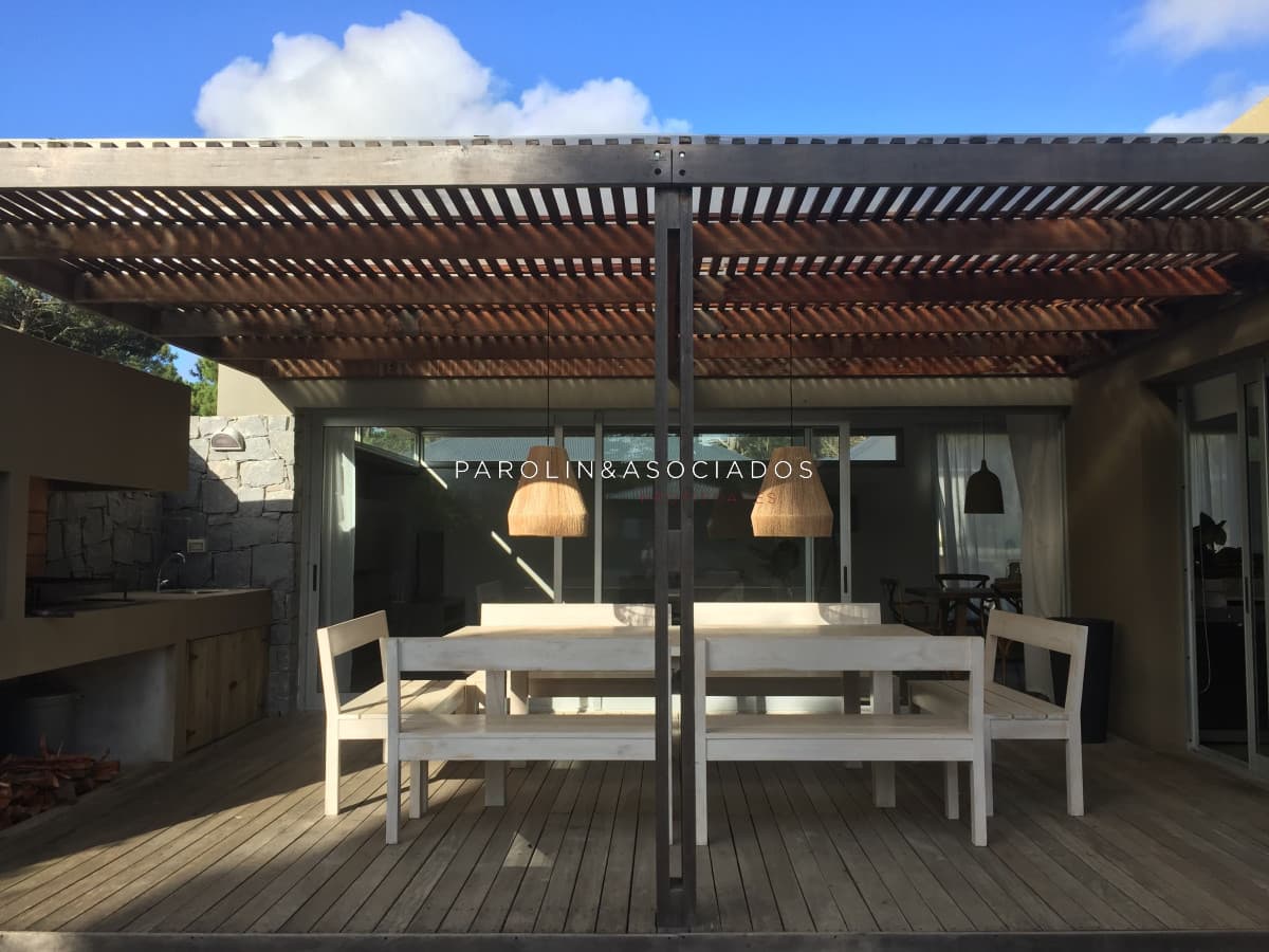 Casa de 3 dormitorios + dependencia en Pinar del Faro, Punta del Este.