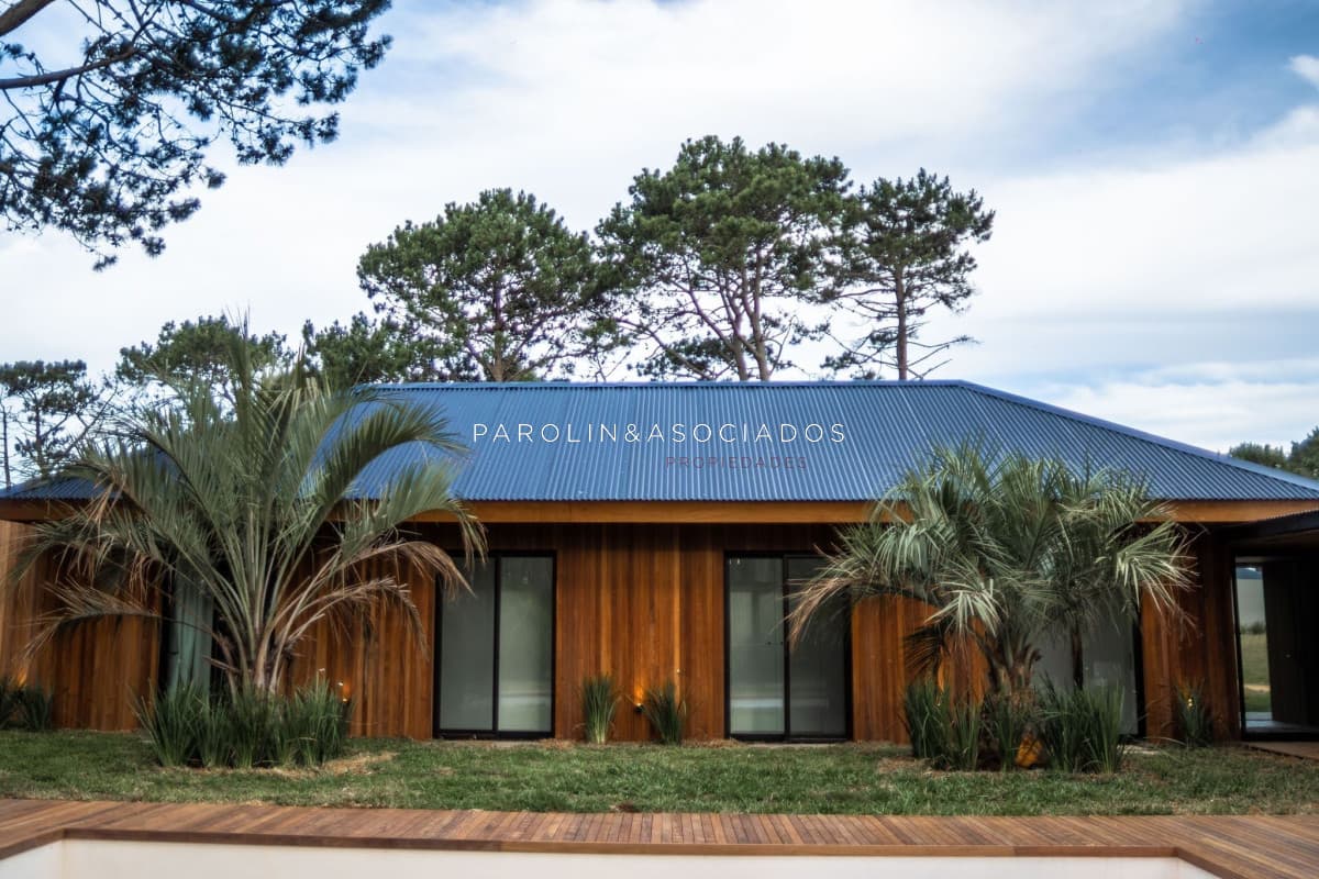 Hermosa casa en venta con 4 dormitorios en Pinar del Faro, Punta del Este.