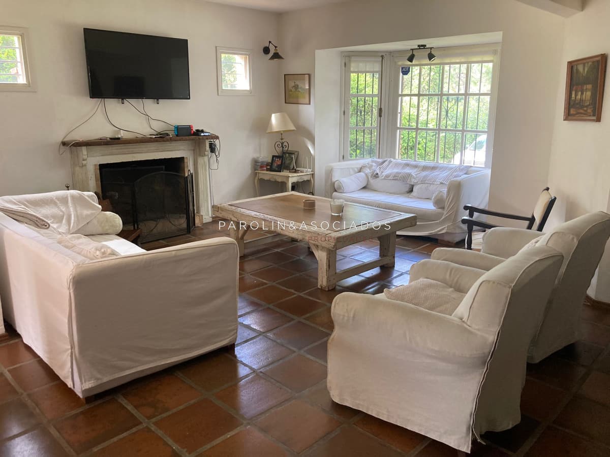 Casa en alquiler temporal 4 dormitorios + dependencia de servicio en Lugano, Punta del Este.