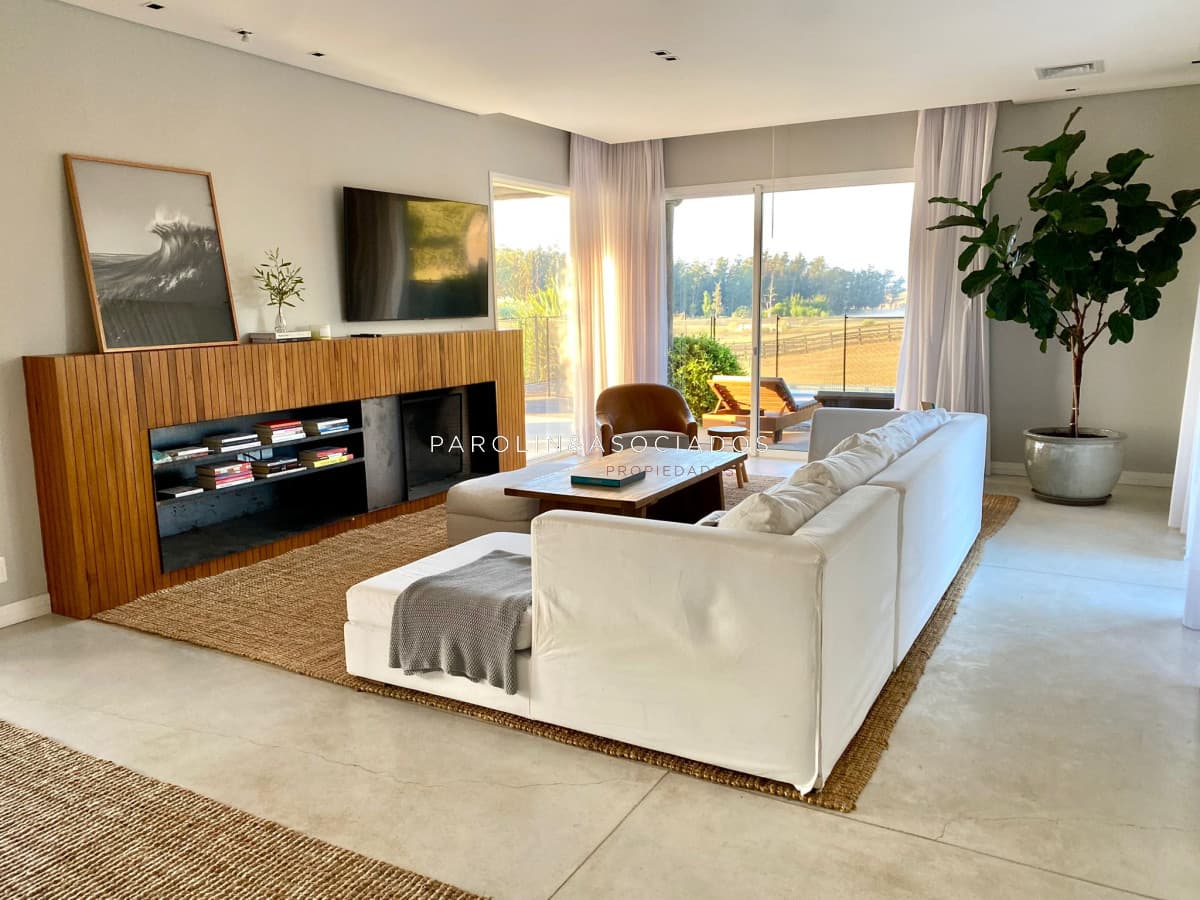 Casa de 4 dormitorios en venta en El Quijote, Punta del Este.