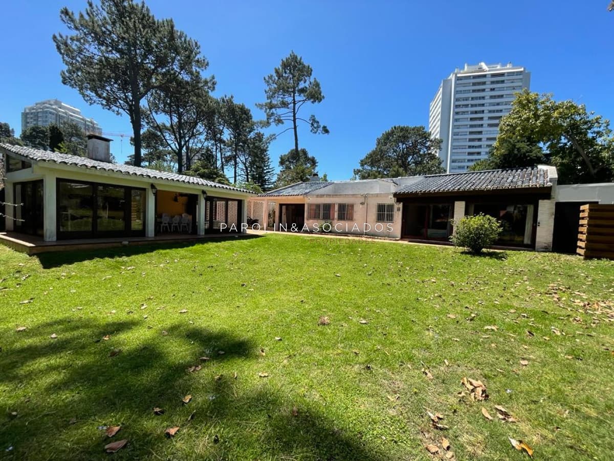 Hermosa casa de 4 dormitorios en Mansa, Punta del Este.
