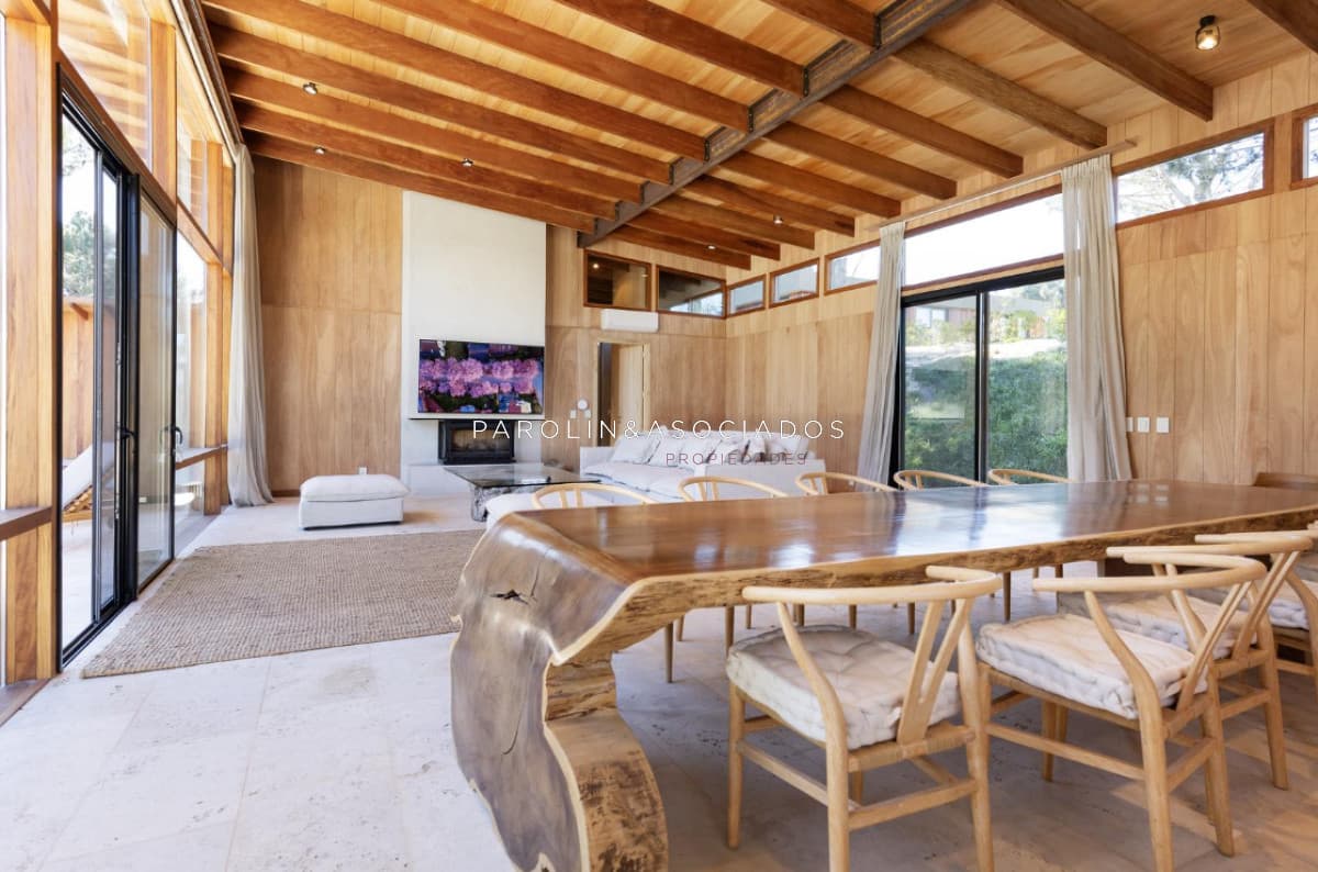 Casa en Venta de 5 Dormitorios en Laguna Escondida
