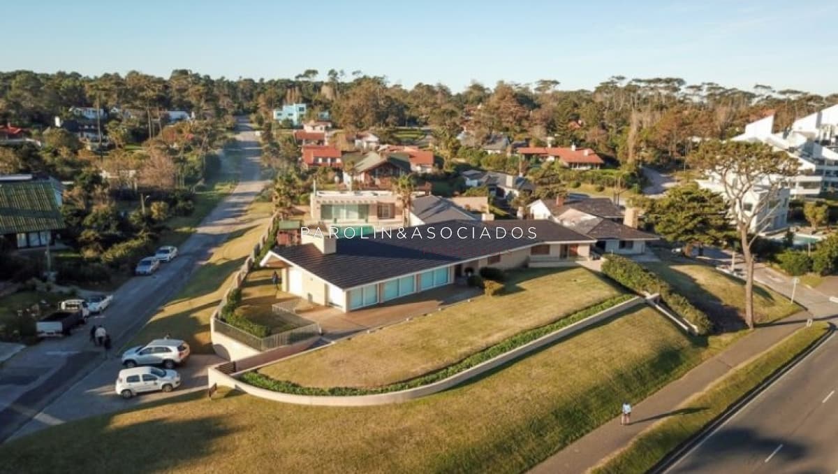 Hermosa casa en venta frente al mar, Punta del Este.