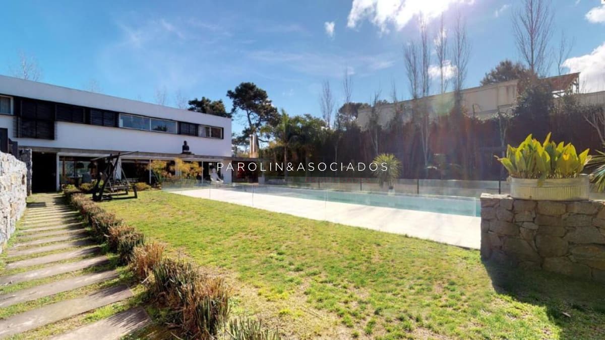 Casa en venta de 5 dormitorios en La Arbolada, Punta del Este.