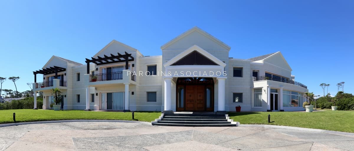 Casa en venta de 5 dormitorios en primera linea playa Mansa, Punta del Este.