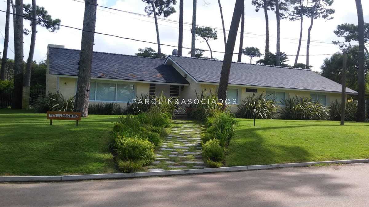 Hermosa casa en venta de 4 Dormitorios ubicada en Playa Mansa, Punta del este