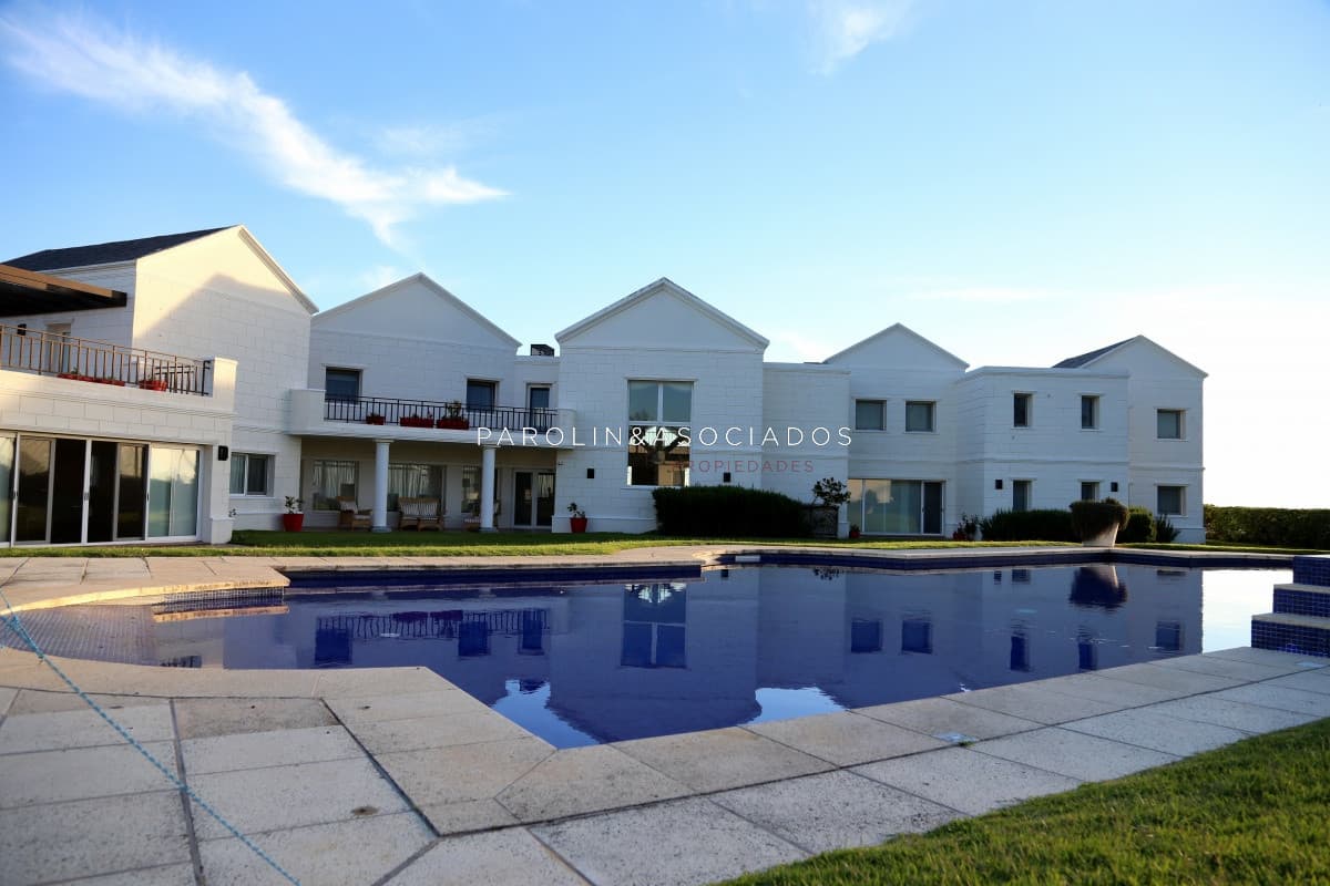 Casa en venta de 5 dormitorios en primera linea playa Mansa, Punta del Este.