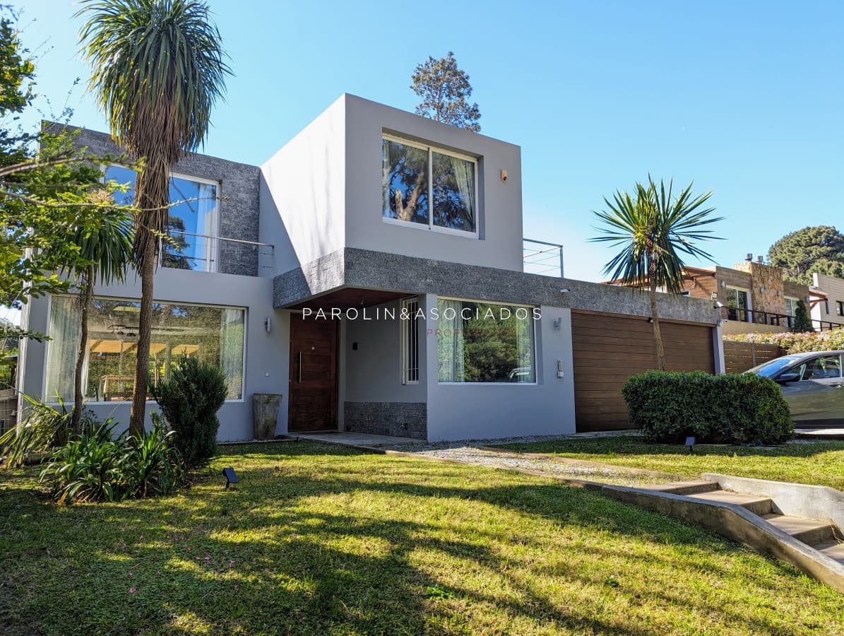 Hermosa casa en venta de 4 dormitorios en Punta del Este.