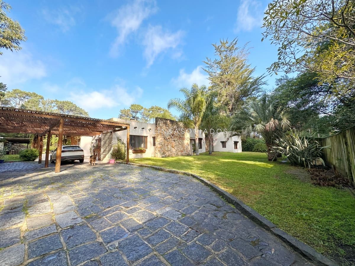 Hermosa propiedad en venta de 4 dormitorios en zona Lugano, Punta del Este.