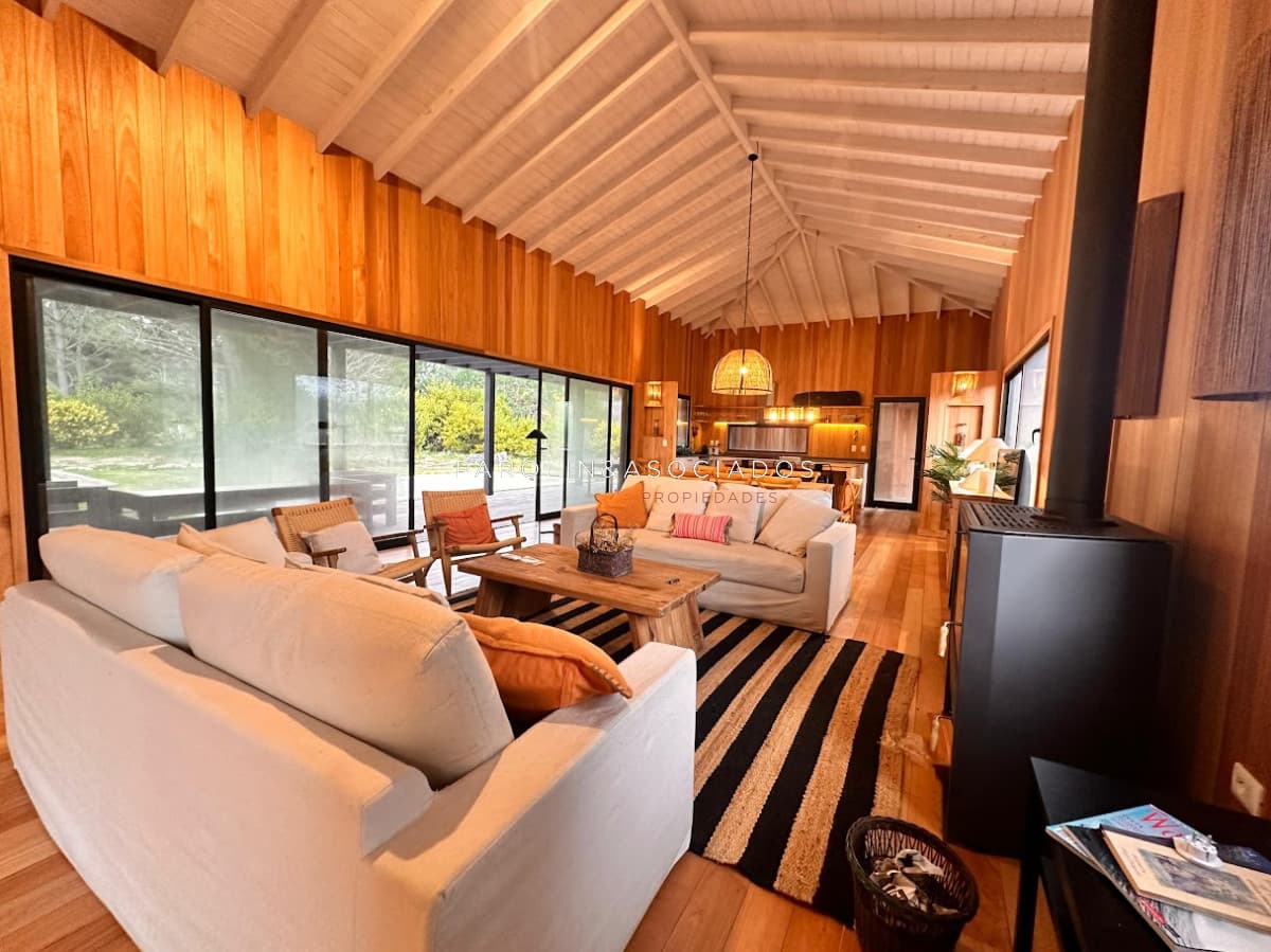 Casa en Venta de 4 Dormitorios en Laguna Escondida