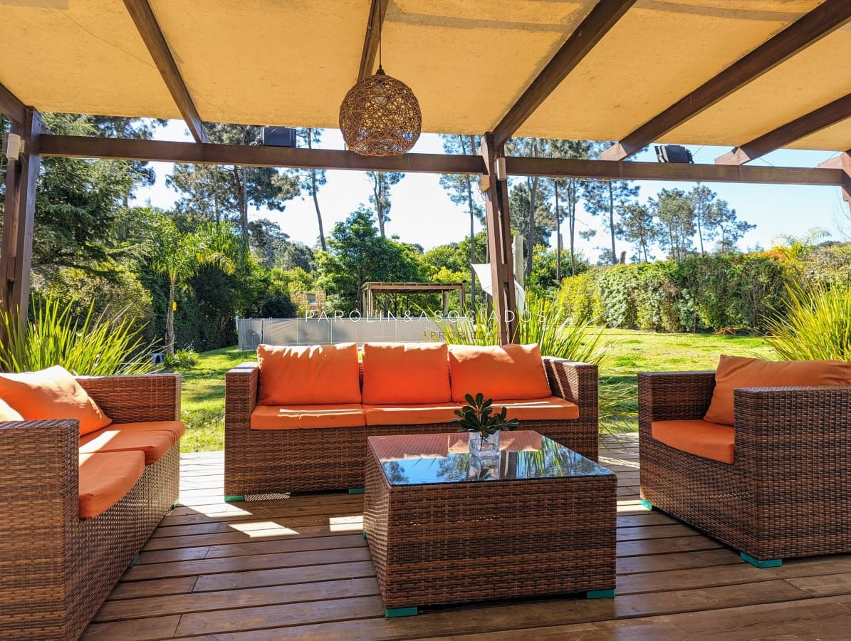 Hermosa casa en venta de 4 dormitorios en Punta del Este.