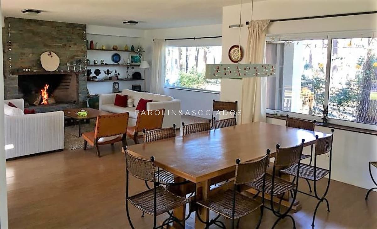 Casa en venta de 4 dormitorios a pasos de la playa Mansa, Punta del Este.