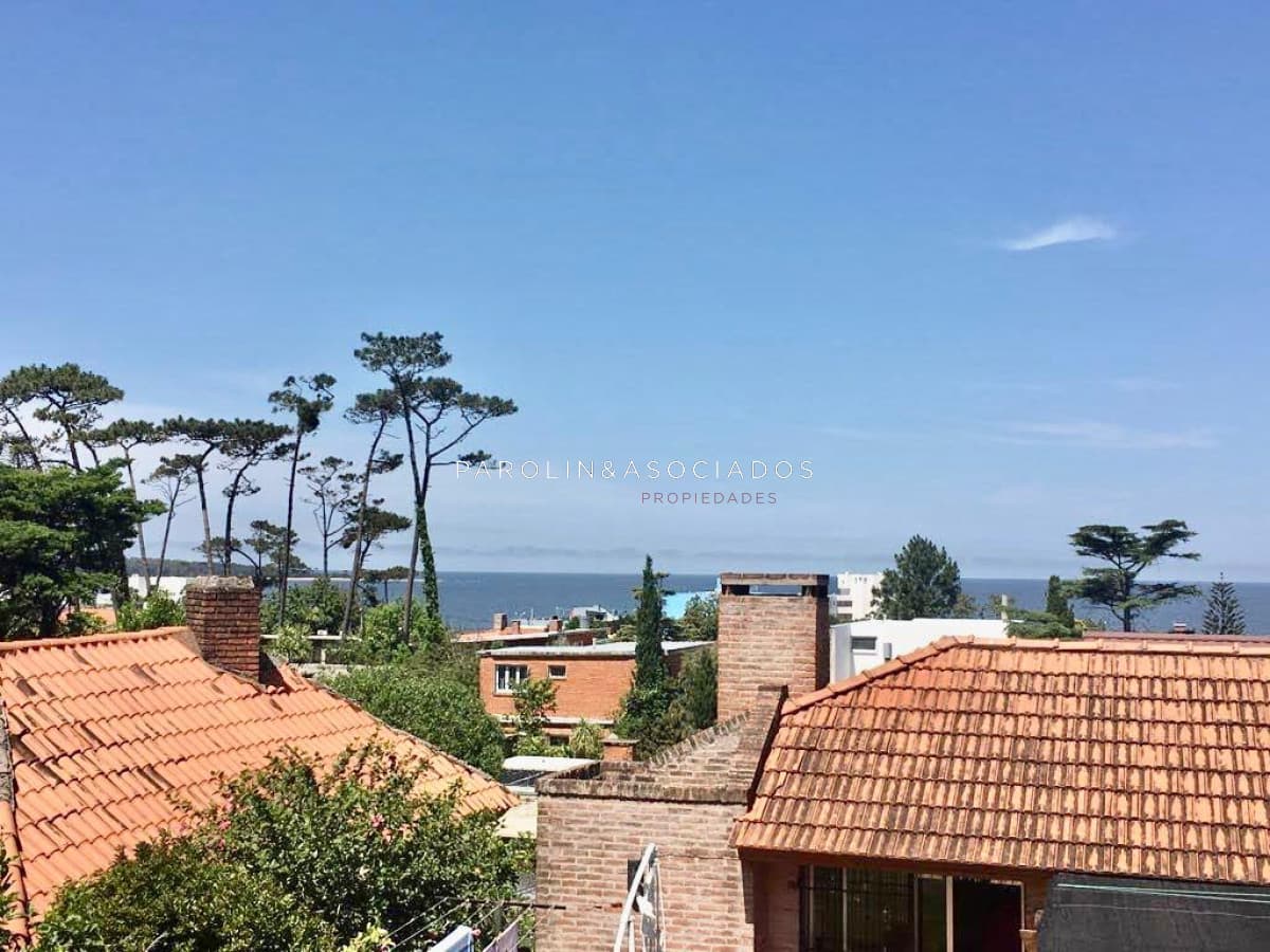 Hermosa casa en venta de 5 dormitorios en Mansa, Punta del Este.