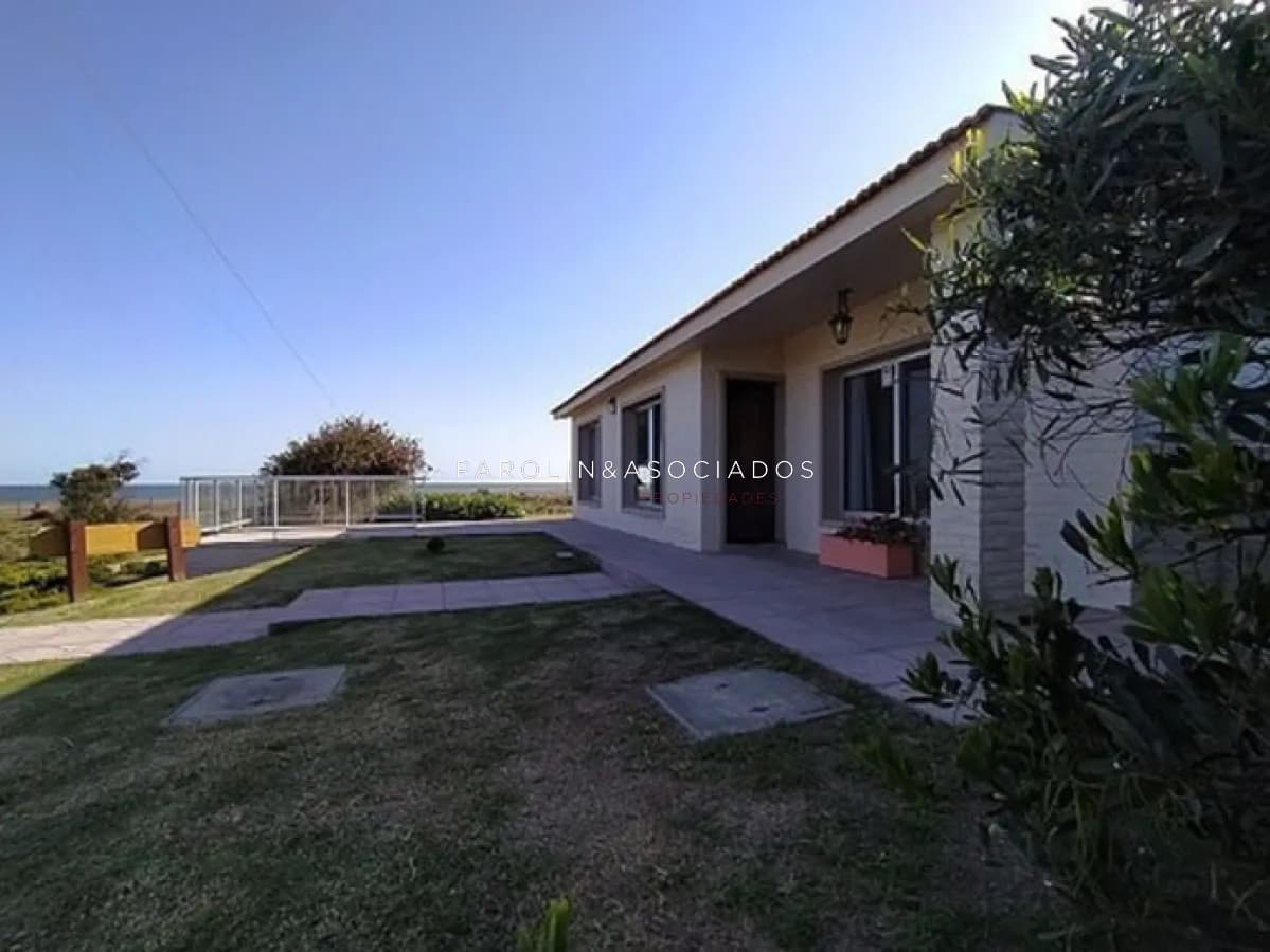 Excelente casa en venta frente al mar en Barra de Portezuelo, Punta del Este.