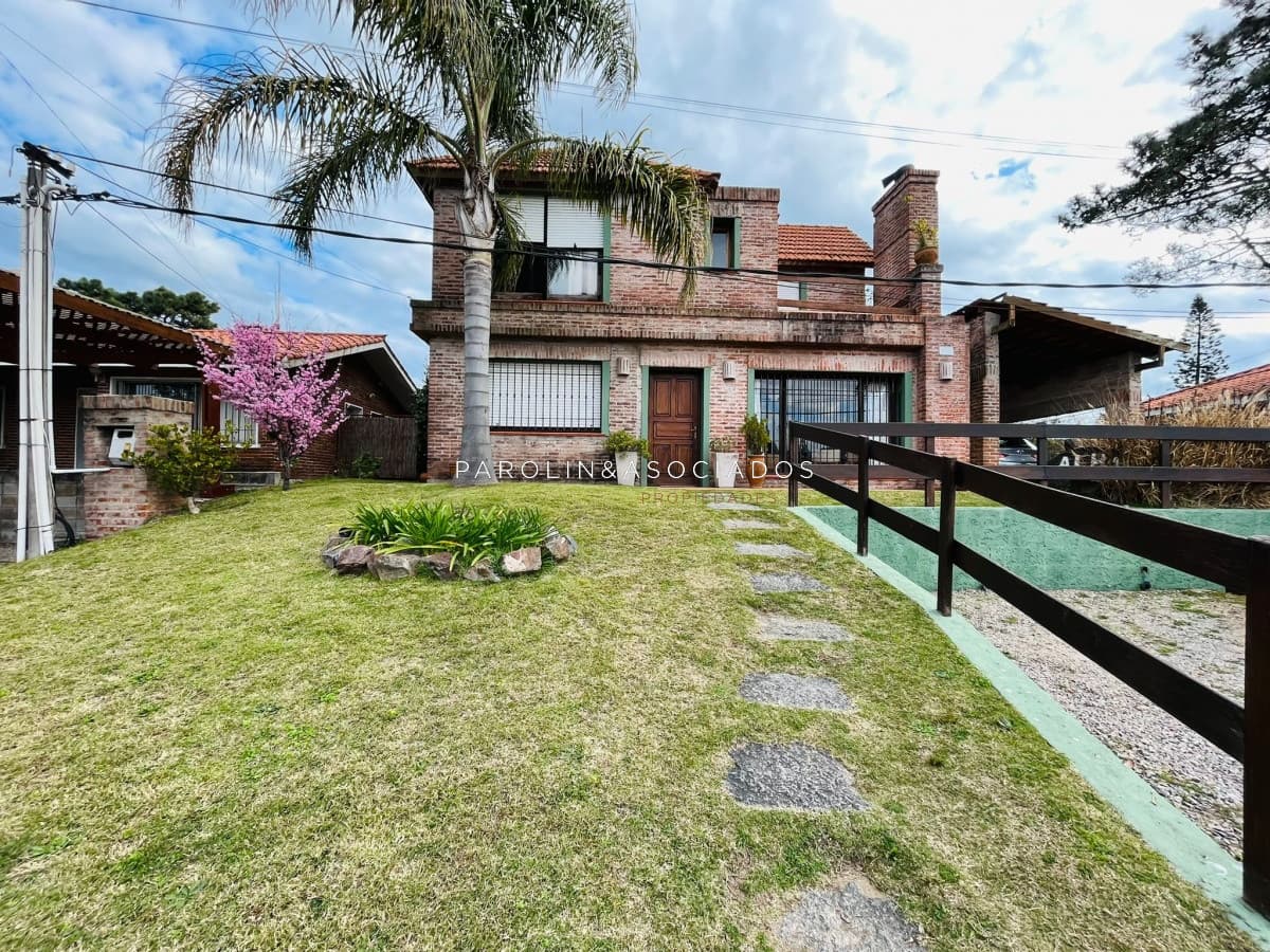 Hermosa casa en venta de 5 dormitorios en Mansa, Punta del Este.