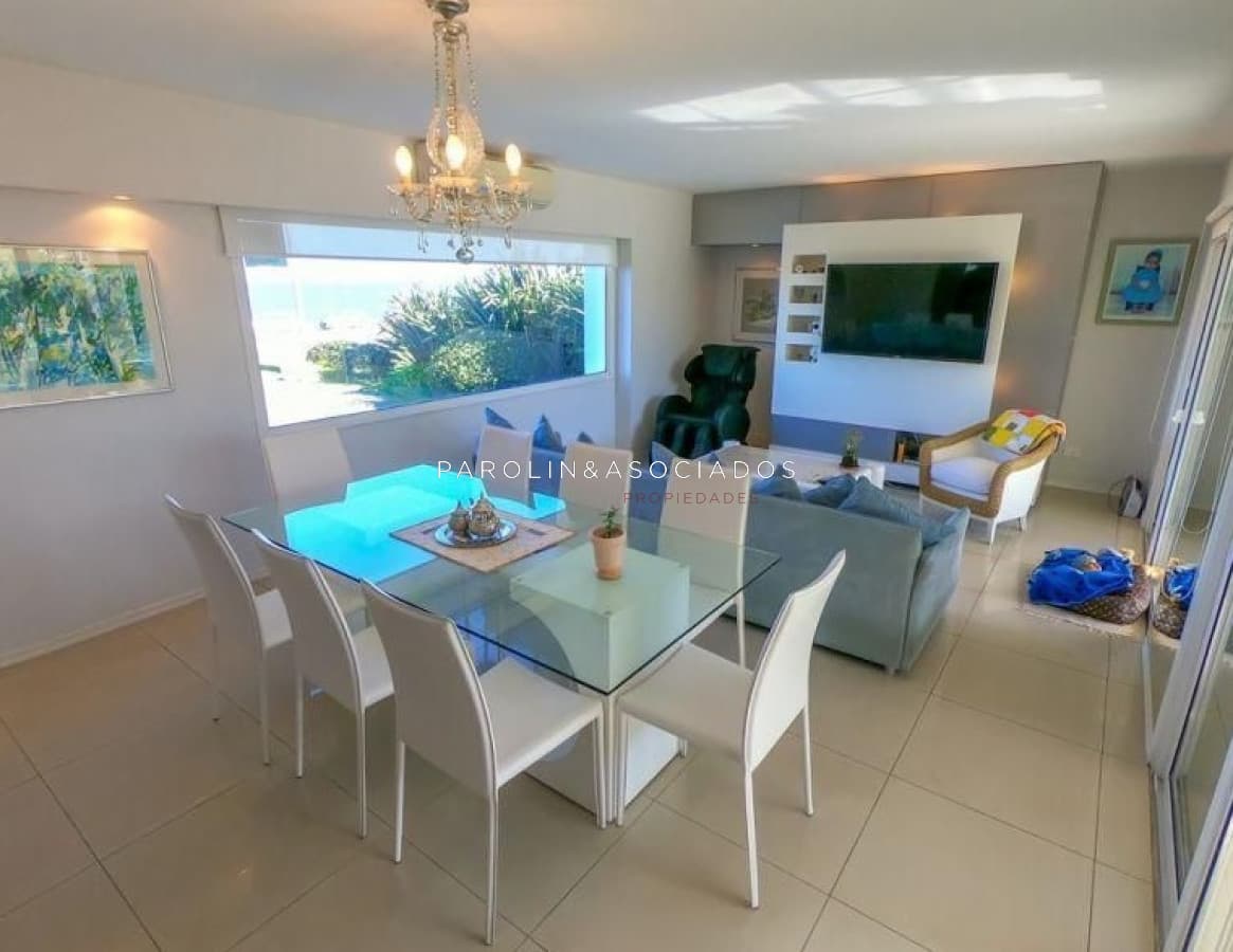 Hermosa casa en venta de 4 dormitorios frente al mar, Punta del Este.
