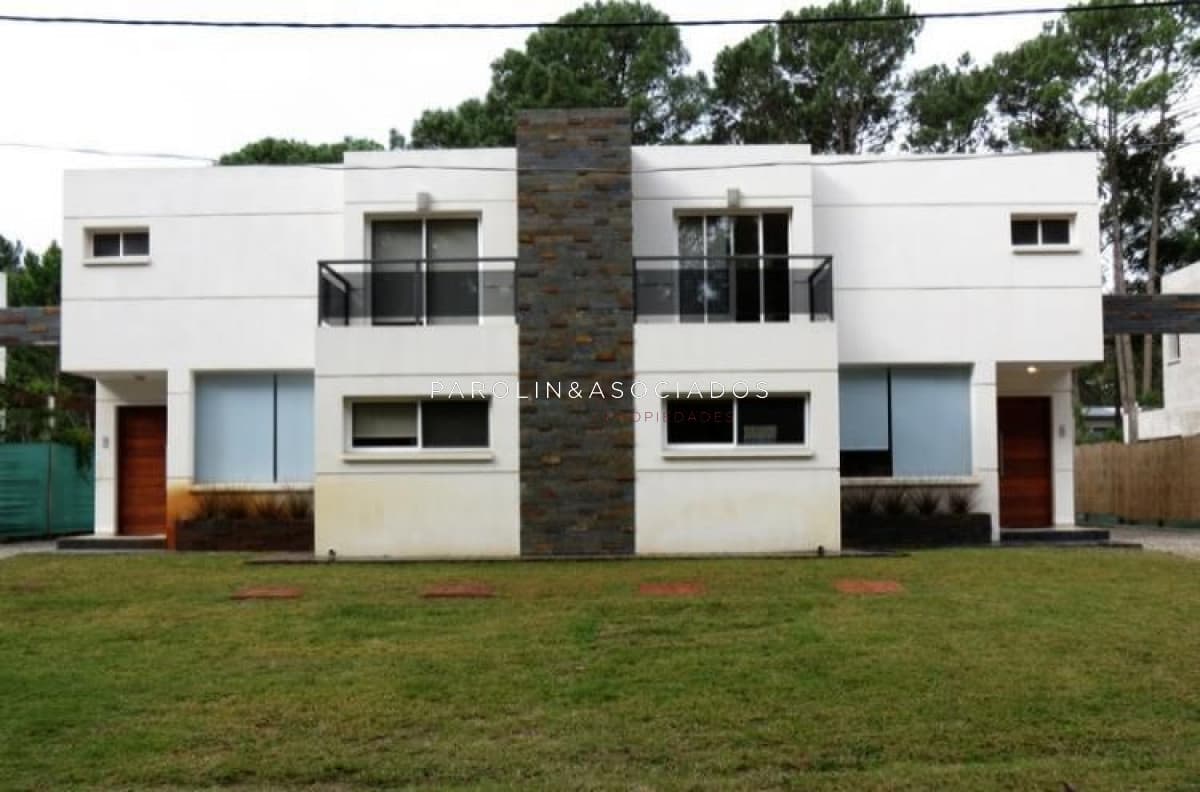 Casa en venta de 4 dormitorios en barrio Club Solanas, Punta del Este.