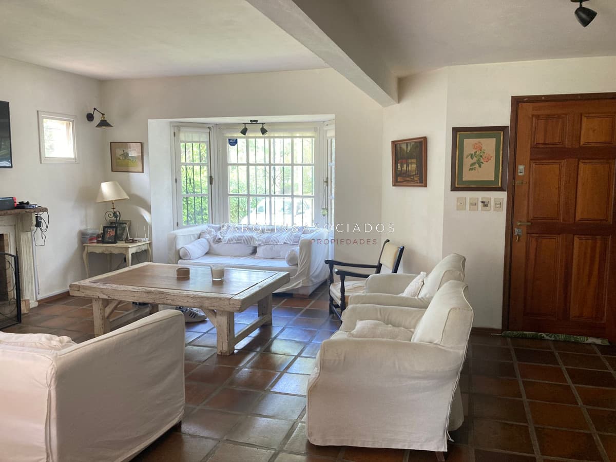 Casa en alquiler temporal 4 dormitorios + dependencia de servicio en Lugano, Punta del Este.