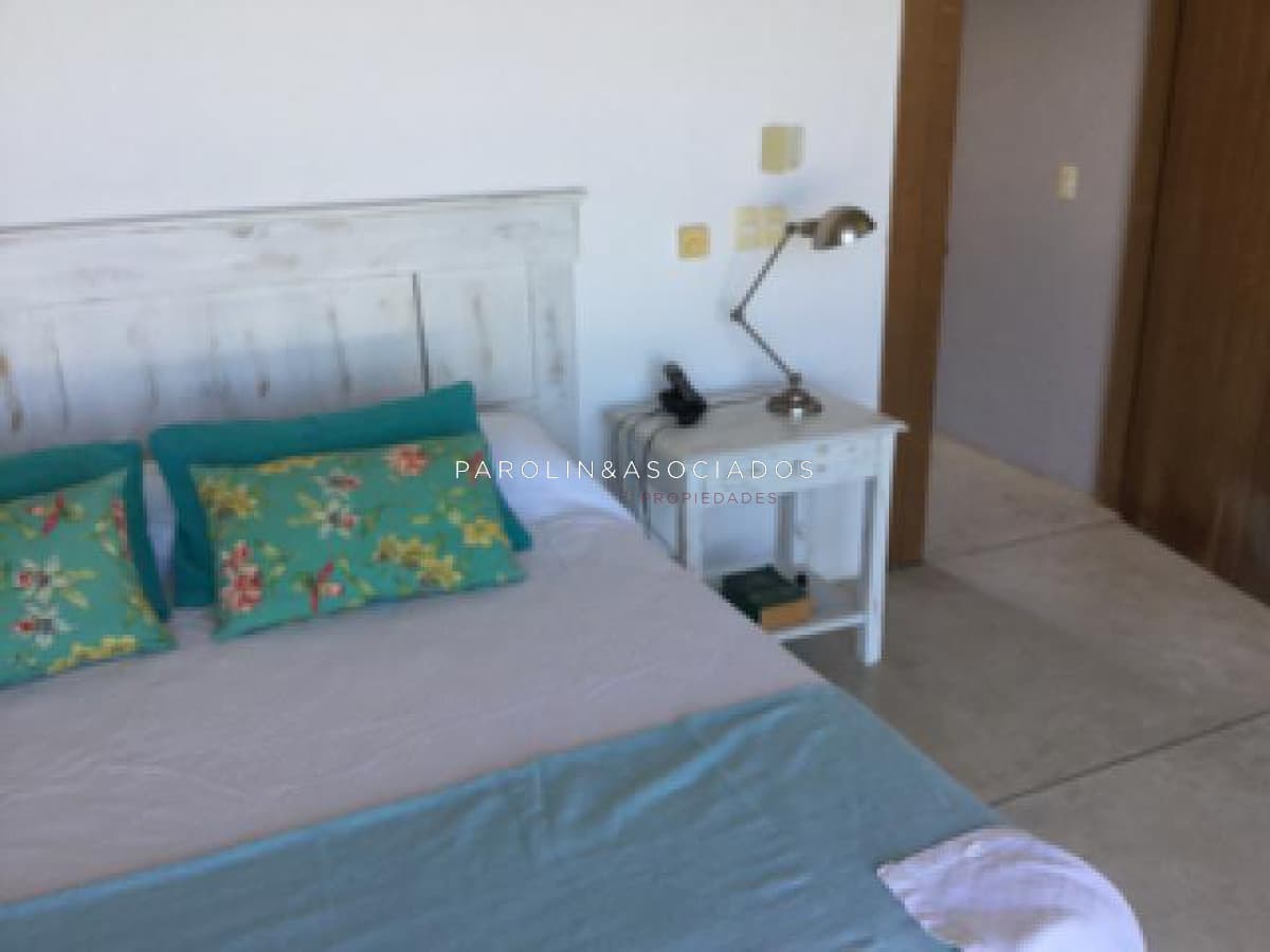 Moderna casa en venta frente al mar en Manantiales, Punta del Este.