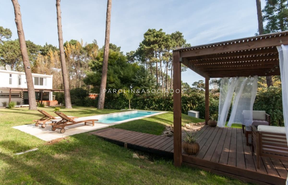 Hermosa casa en venta de 4 dormitorios en Punta del Este.